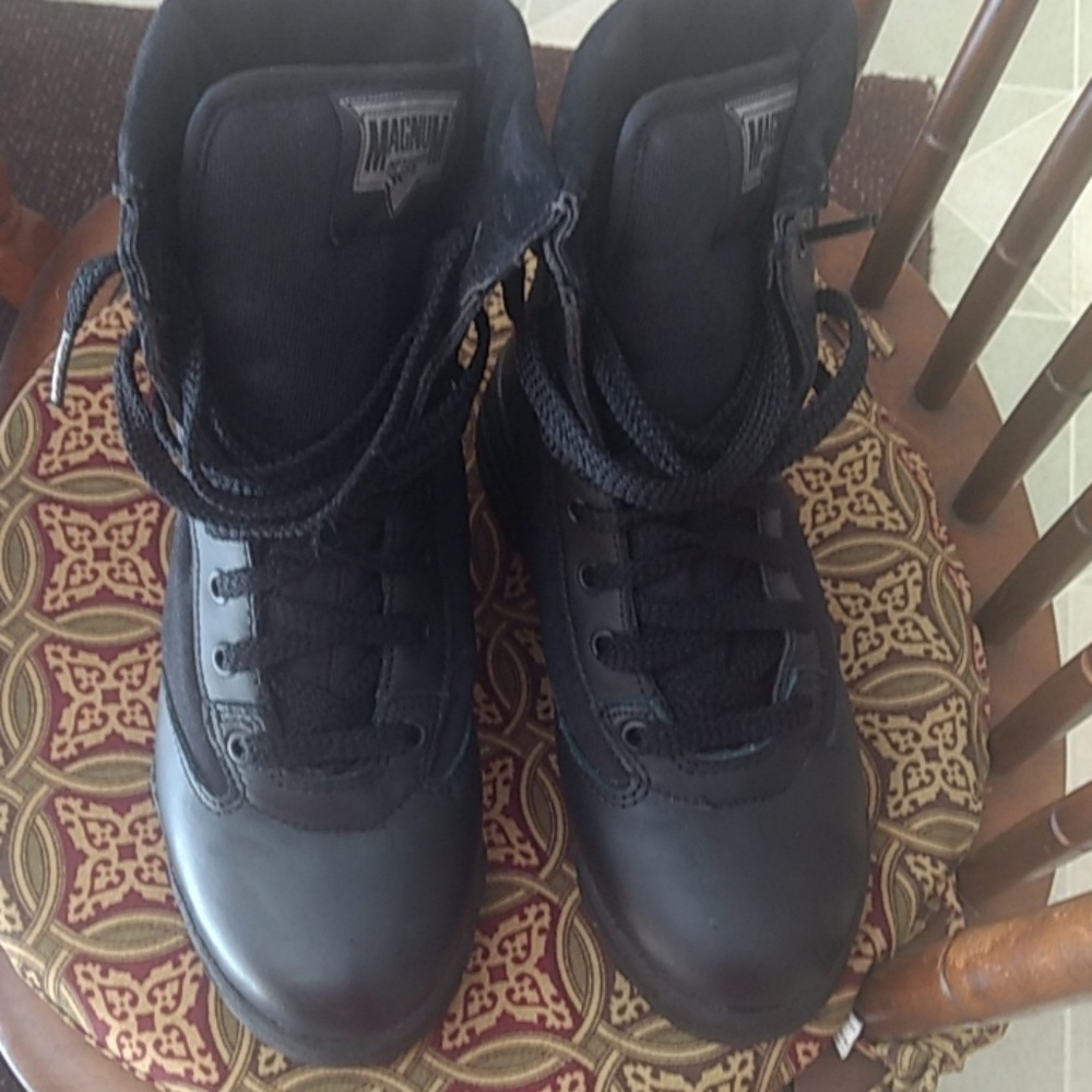 Nwot Magnum Steel toe boots